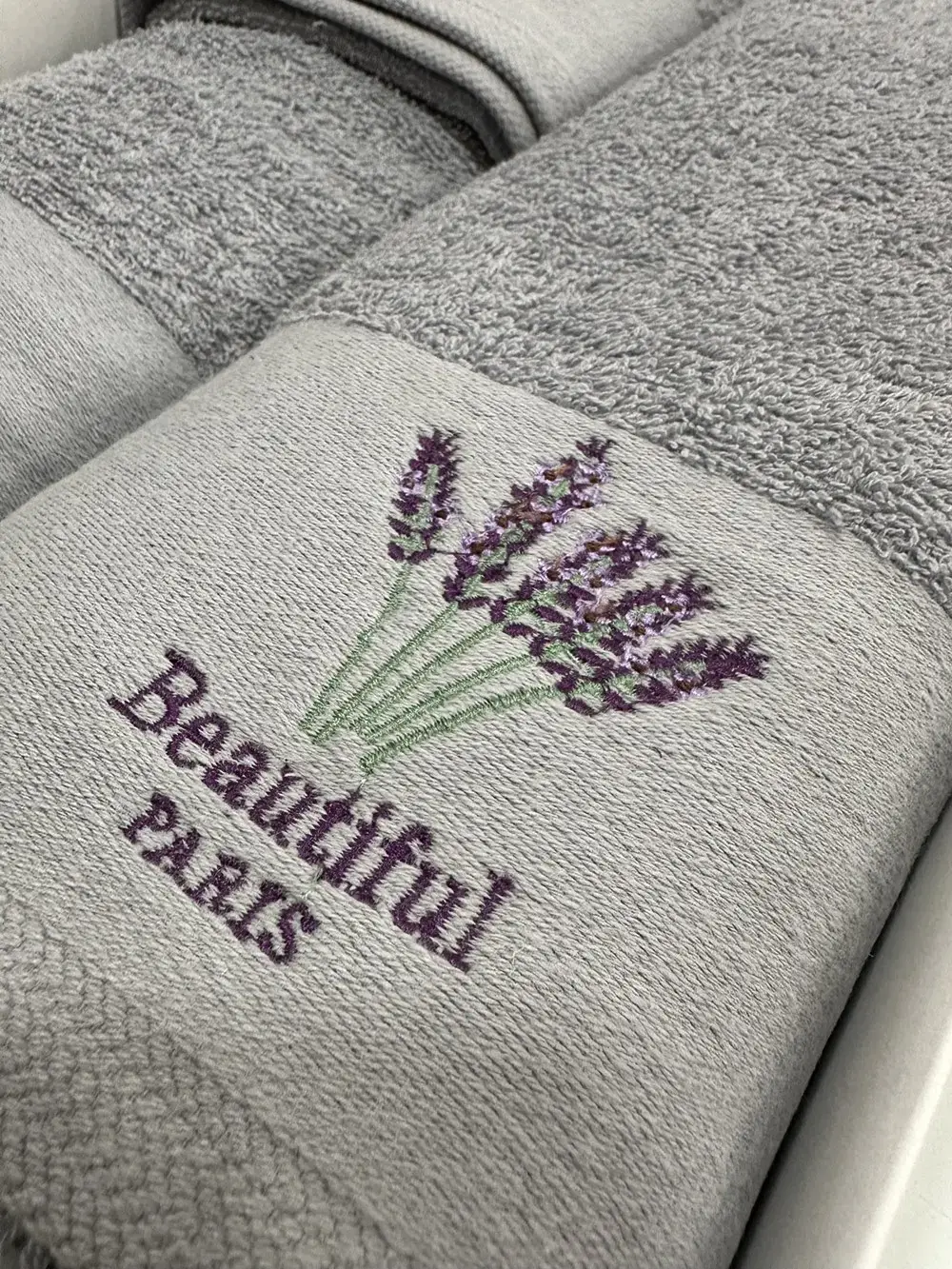 Σετ πετσέτα 3τμχ με κέντημα στη φάσα  Σx. Lavender σε συσκευασία pvc  430 gsm 100% cotton Light Grey